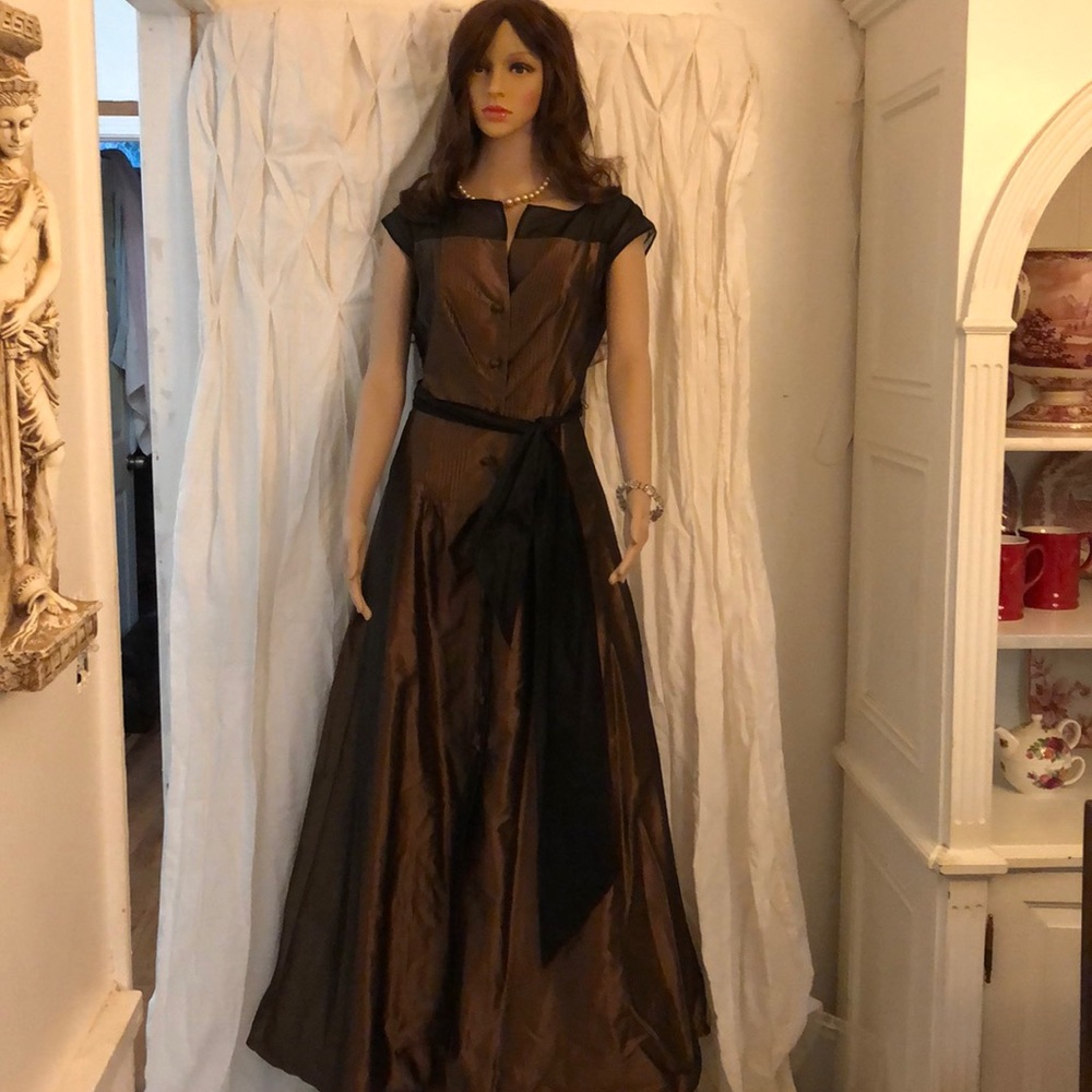 Kay Unger 100% silk Ladies formal dress